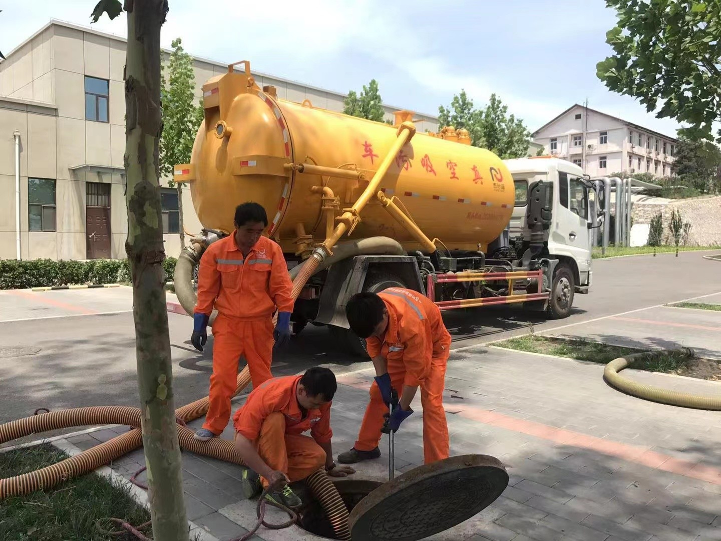 岱山管道疏通车停在窨井附近