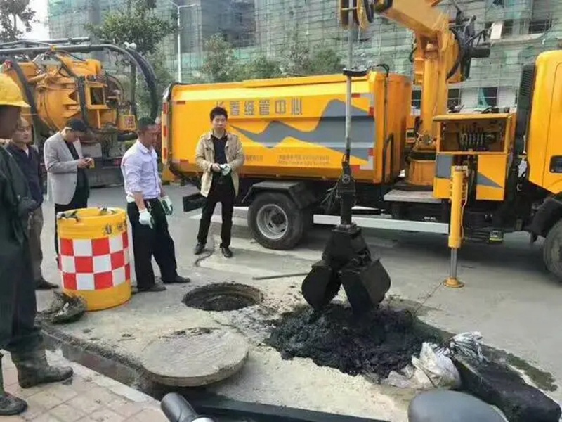 岱山街道：网格员化身“清道夫”，为民解忧疏通“堵心”化粪池