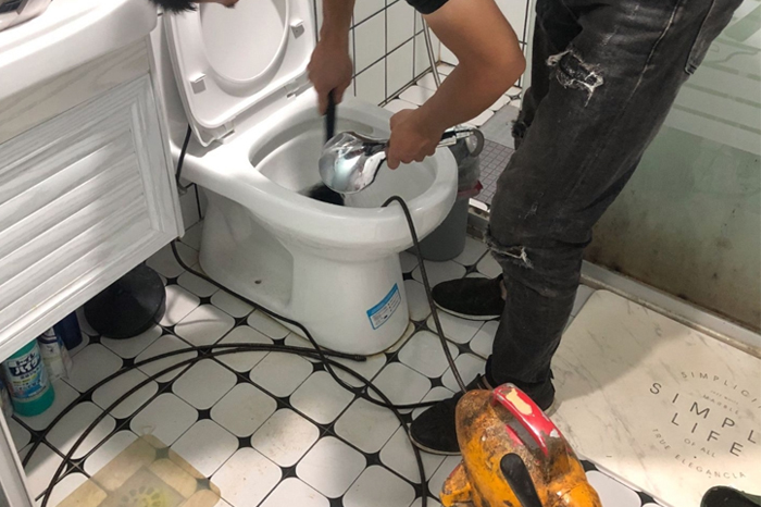 岱山马桶堵塞自己疏通还是找师傅？专业上门服务让你省时更省心